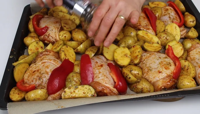 Pfefferkörner über das Gericht streuen.