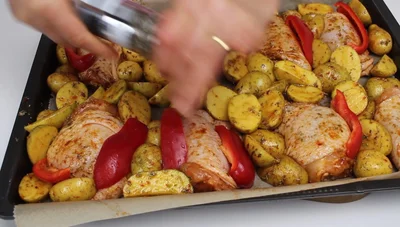 Hähnchenkeulen mit Rosmarinkartoffeln - Einfaches Ofengericht