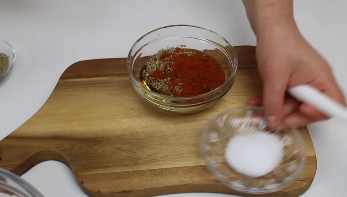 Öl, Salz, Paprikapulver, Paprika, veganer Zucker und Rosmarin vermischen.