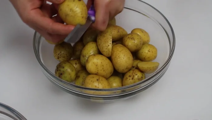 Die Kartoffeln halbieren.