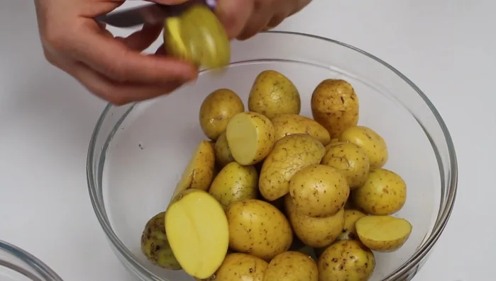 Die Hälfte der Ölmischung mit den Hähnchenkeulen vermengen.