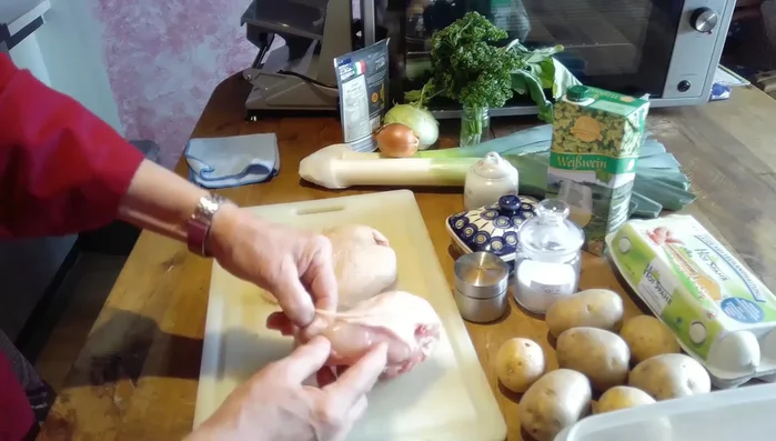 Hähnchenbrust vom Knochen lösen (5.899).