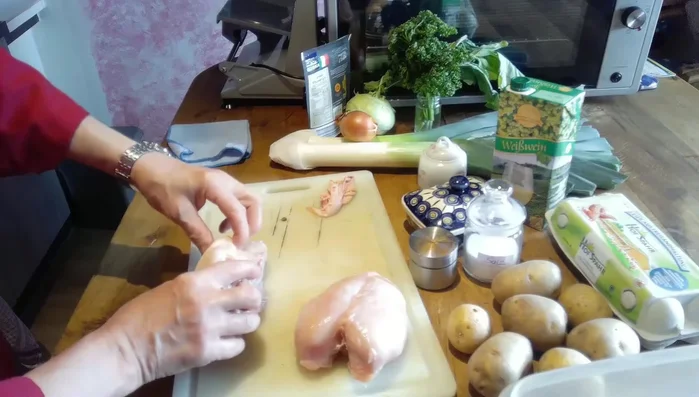 Hähnchenbrust salzen und mit Paprika würzen (128.52).