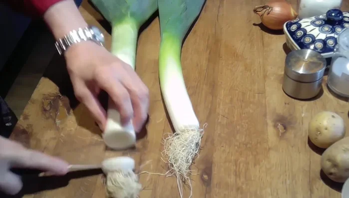 Lauch waschen, Enden entfernen und hellen Teil verwenden (269.03).