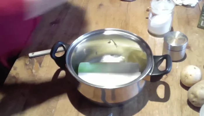 Weißwein zum Lauch geben, köcheln lassen (396.24).