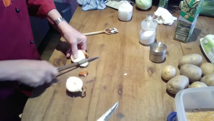 Lauch und Zwiebeln in Butter andünsten (444.18).