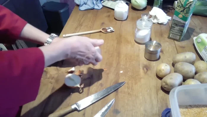 Zwiebel fein hacken (428.139).