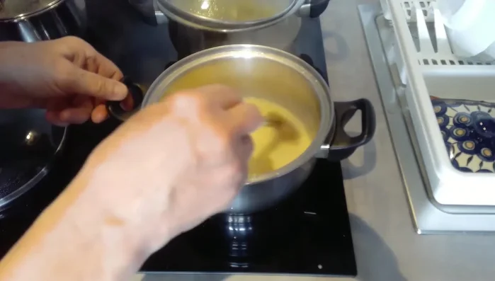 Hähnchenbrust in einer Pfanne anbraten (1027.81).