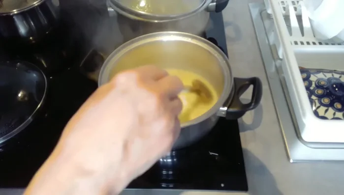 Lauchgemüse mit Hühnerbrühe abschmecken (908.42).