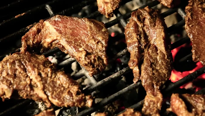 Schweinenacken von jeder Seite ca. 6-8 Minuten grillen, bis er gar ist.