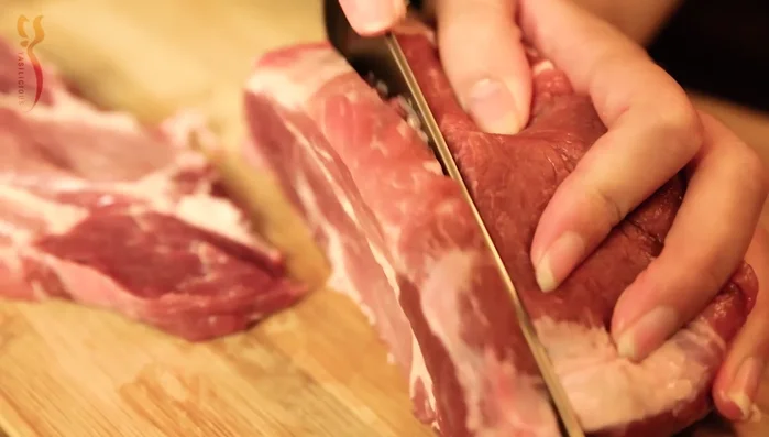 Schweinenacken in dünne Scheiben (ca. 1-1,5 cm) schneiden. Scheiben können bei Bedarf in 7-10 cm große Stücke geschnitten werden.