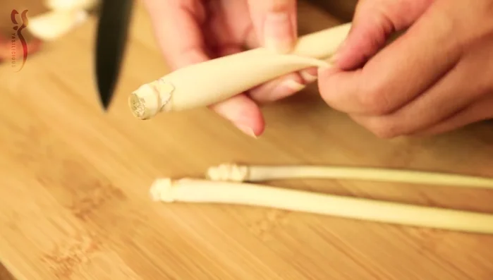 Zitronengras, Schalotten und Knoblauch zerkleinern (Mixer optional).