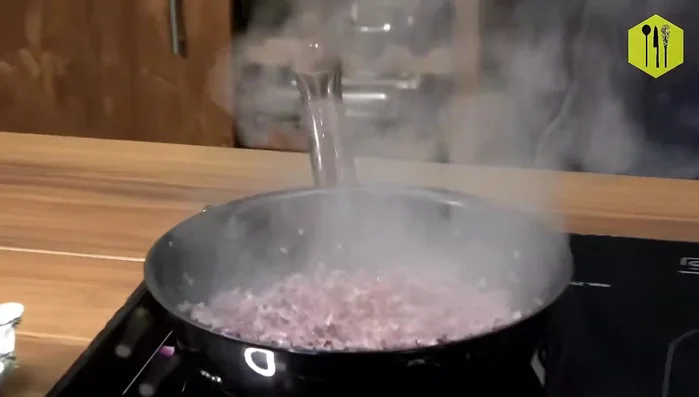 Knoblauch hinzufügen und ebenfalls anschwitzen.