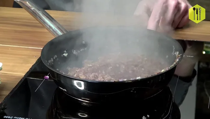 Kalbsfond, Portwein, Balsamico, schwarzen Pfeffer, Salz, Piment, braunen Zucker und eine Messerspitze Mehl hinzufügen.