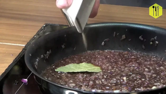 Lorbeerblatt und Thymian hinzufügen.