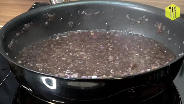 Alles verrühren und 3-5 Minuten köcheln lassen.