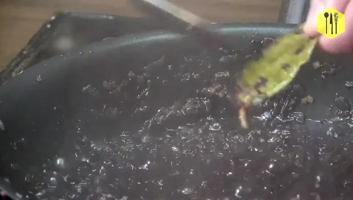 Lorbeerblatt entfernen.