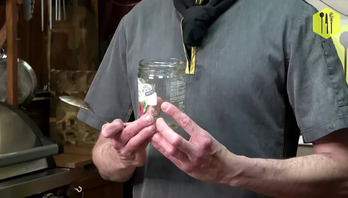 Das fertige Zwiebel-Confit in ein ausgewaschenes Svec Glas füllen und 3-4 Wochen im Kühlschrank aufbewahren.