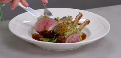 Lammkrone mit Kräuterkruste & Bratapfel mit Amarettini – Rezept